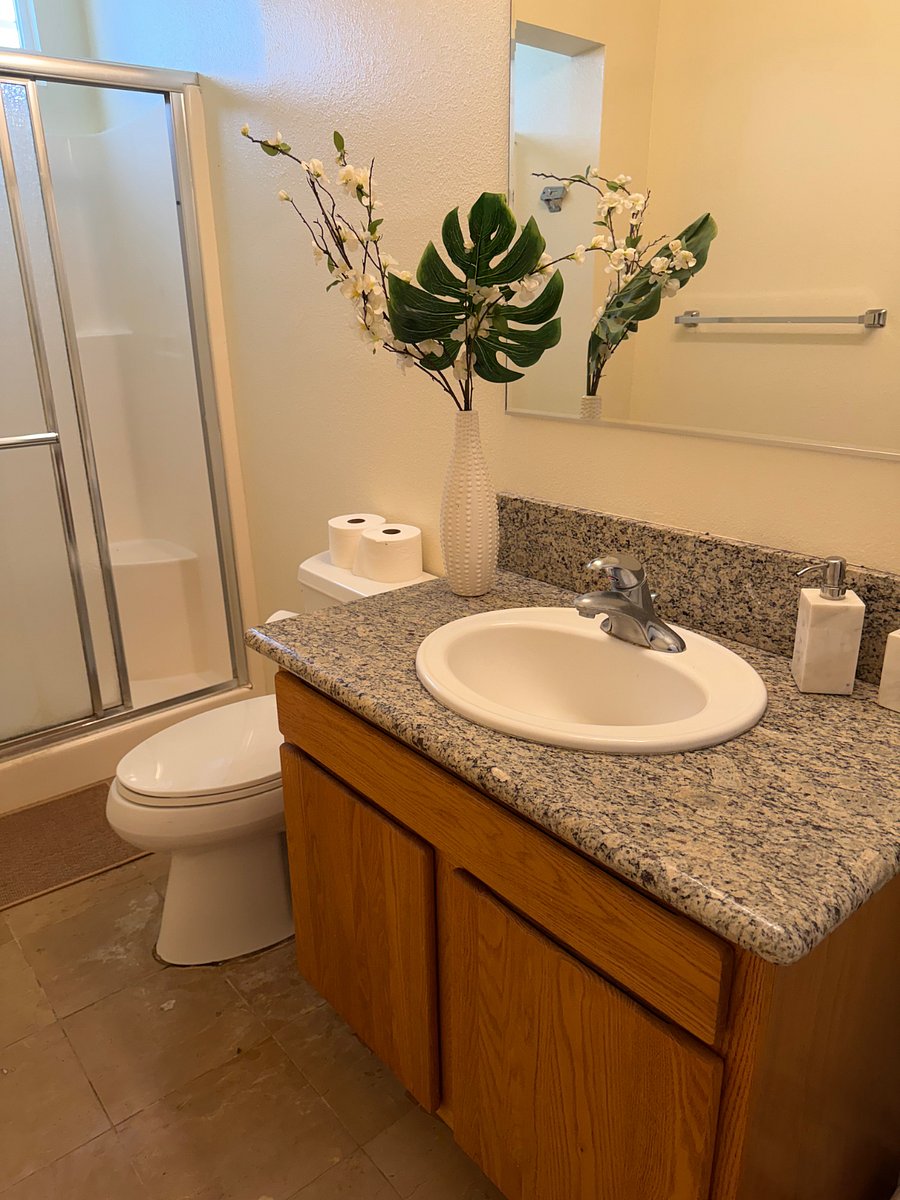 Studio lower level
Bathroom