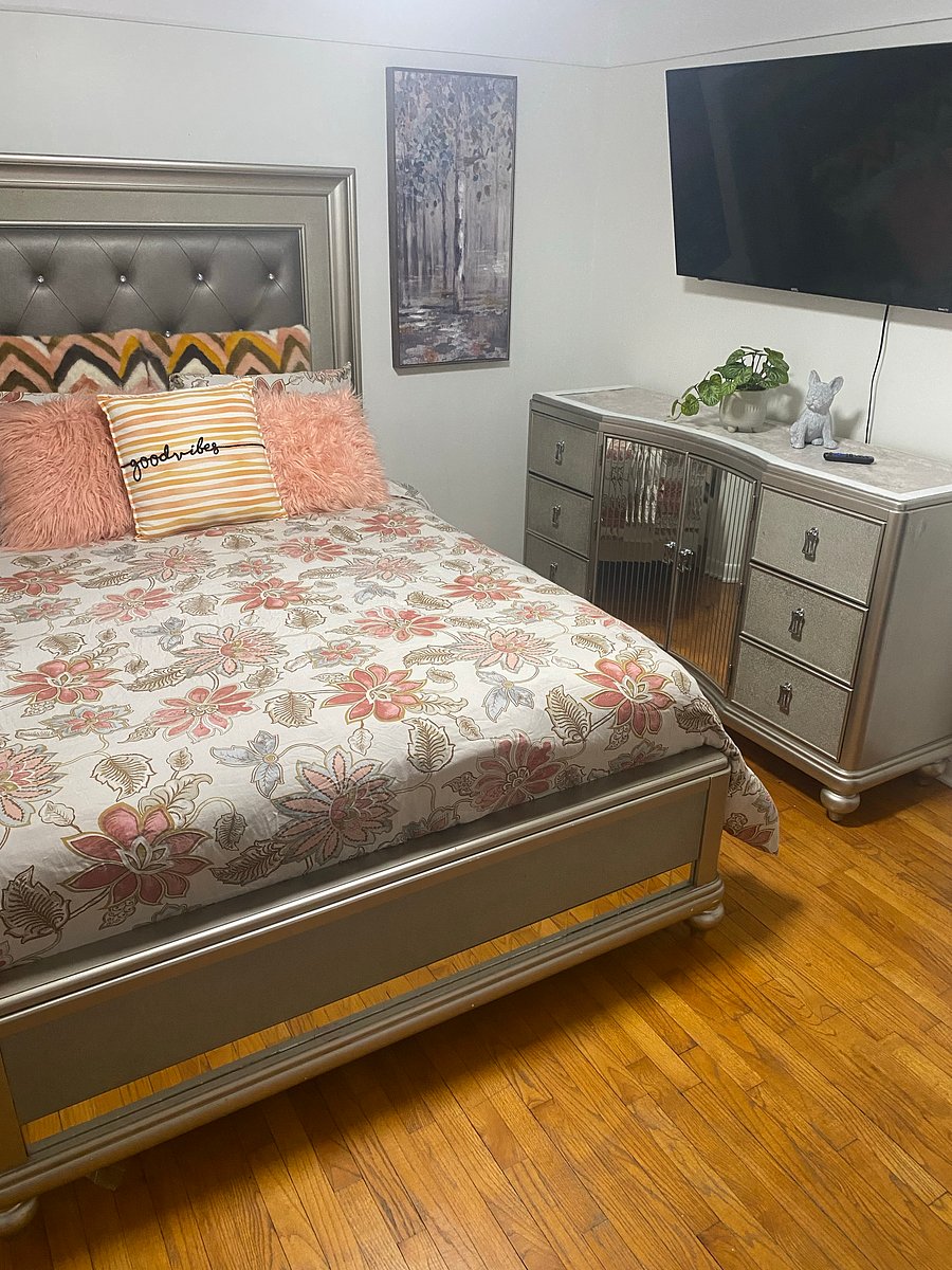 2nd floor Queen bedroom