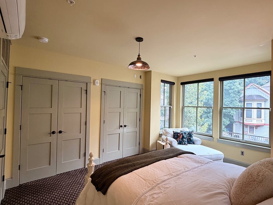 Bedroom 1 - Queen