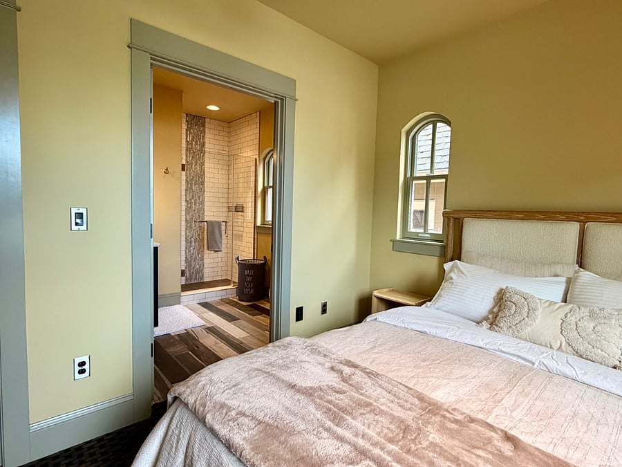 Bedroom 2 - Queen
