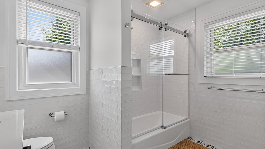 Newly remodeled full bathroom includes shower/tub