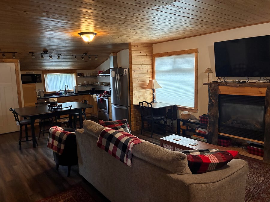 Open concept. WiFi, work station, gas fireplace, smart TV.
