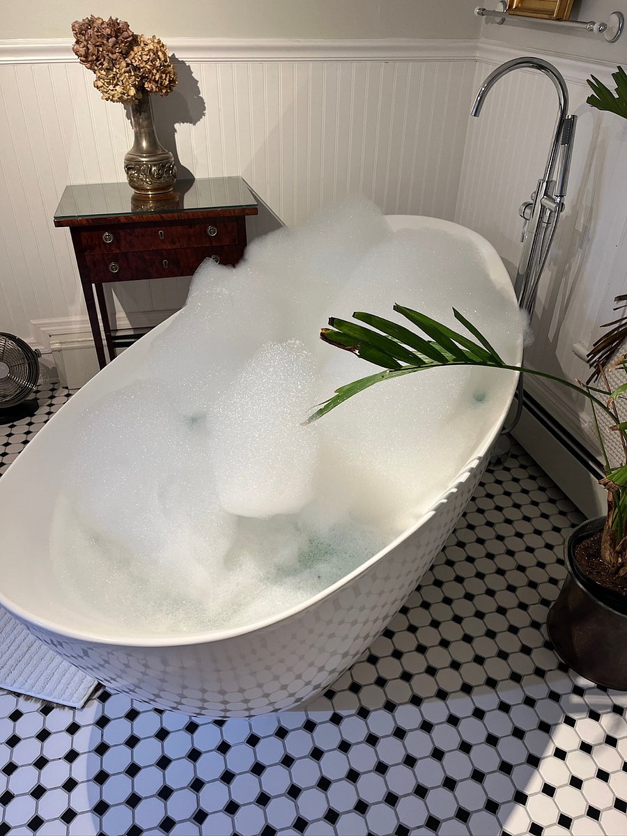 Luxurious soaking tub