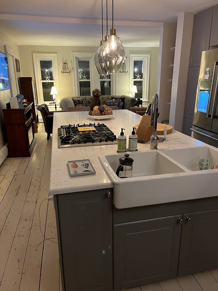 Double sink, side-by-side fridge with large bottom freezer and automatic ice machine, dishwasher, 5 burner gas stovetop, built-in oven and microwave. TONS of gourmet kitchen utensils and appliances for the chef in you!
