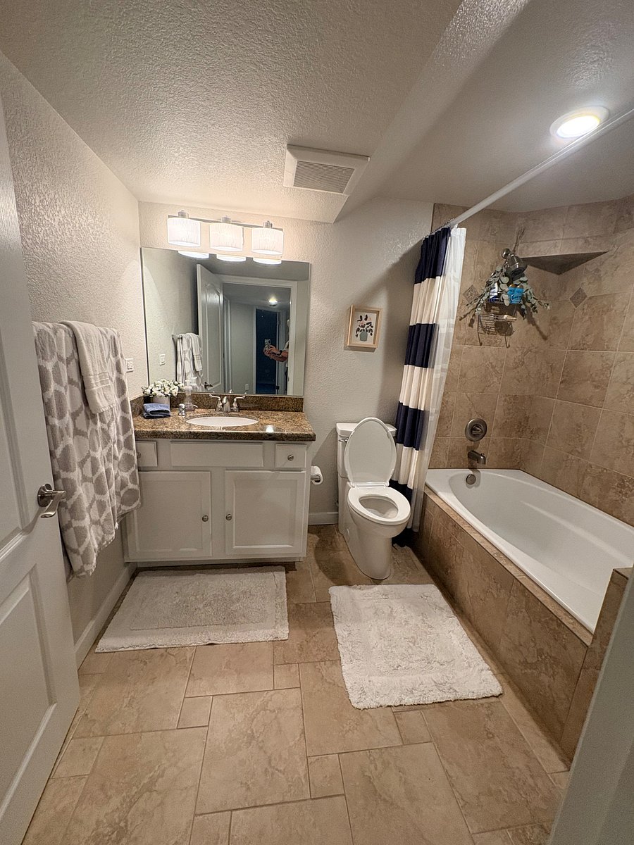 Full bathroom in the basement/lower level