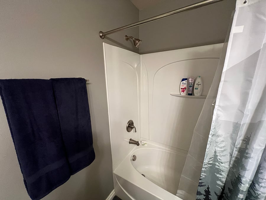 Basement: It's a shower-tub combo complete with toiletries (shampoo, conditioner, soap), towels, and a hair dryer.