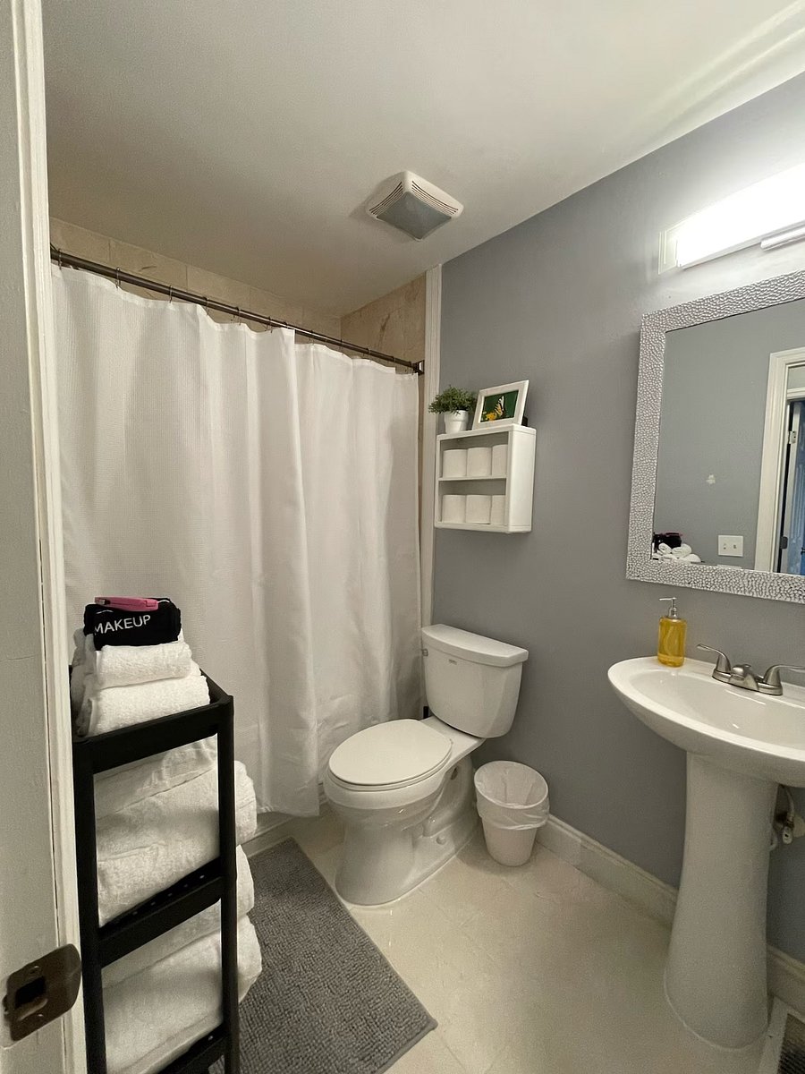 Guest bathroom with shower/tub combo.