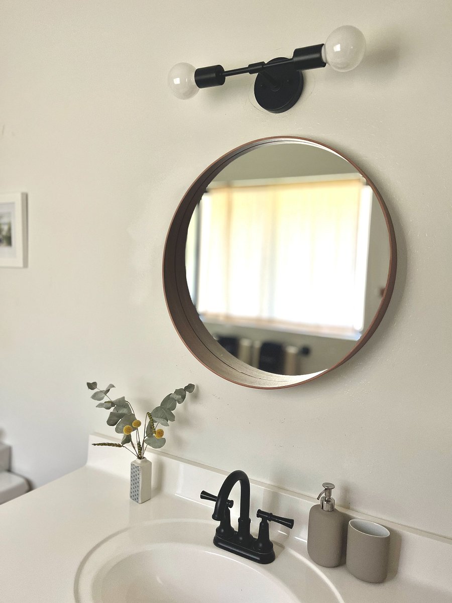 Main full bathroom.