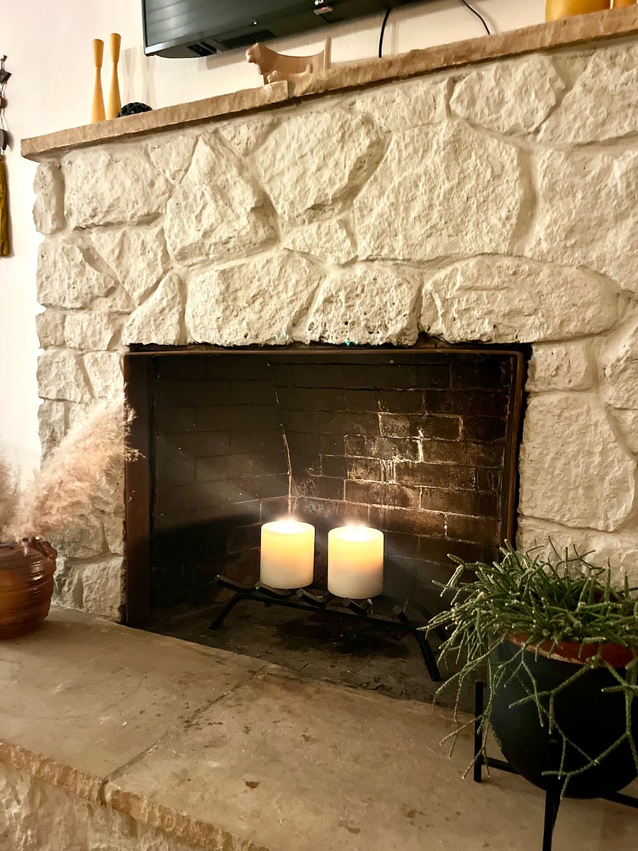 Cozy candlelight by night.
