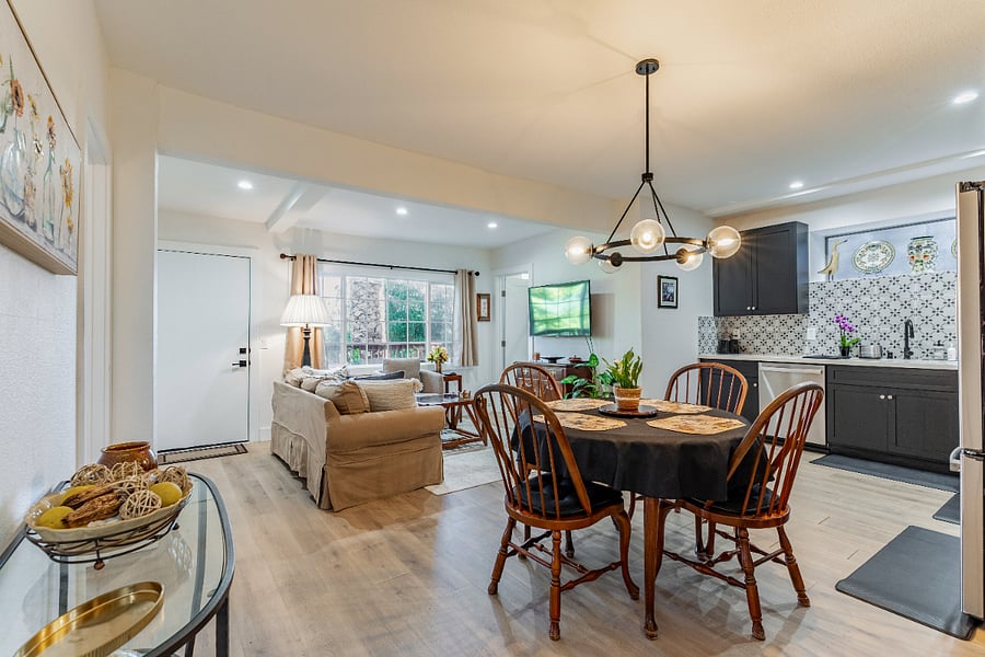 Unit comes with high-speed internet and smart TV with extensive cable TV package.