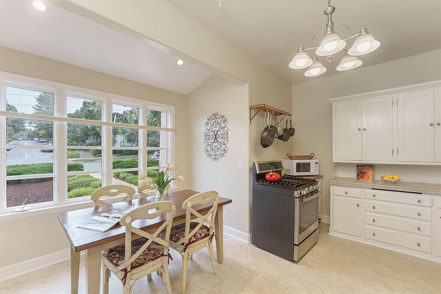 **Kitchen with breakfast nook**