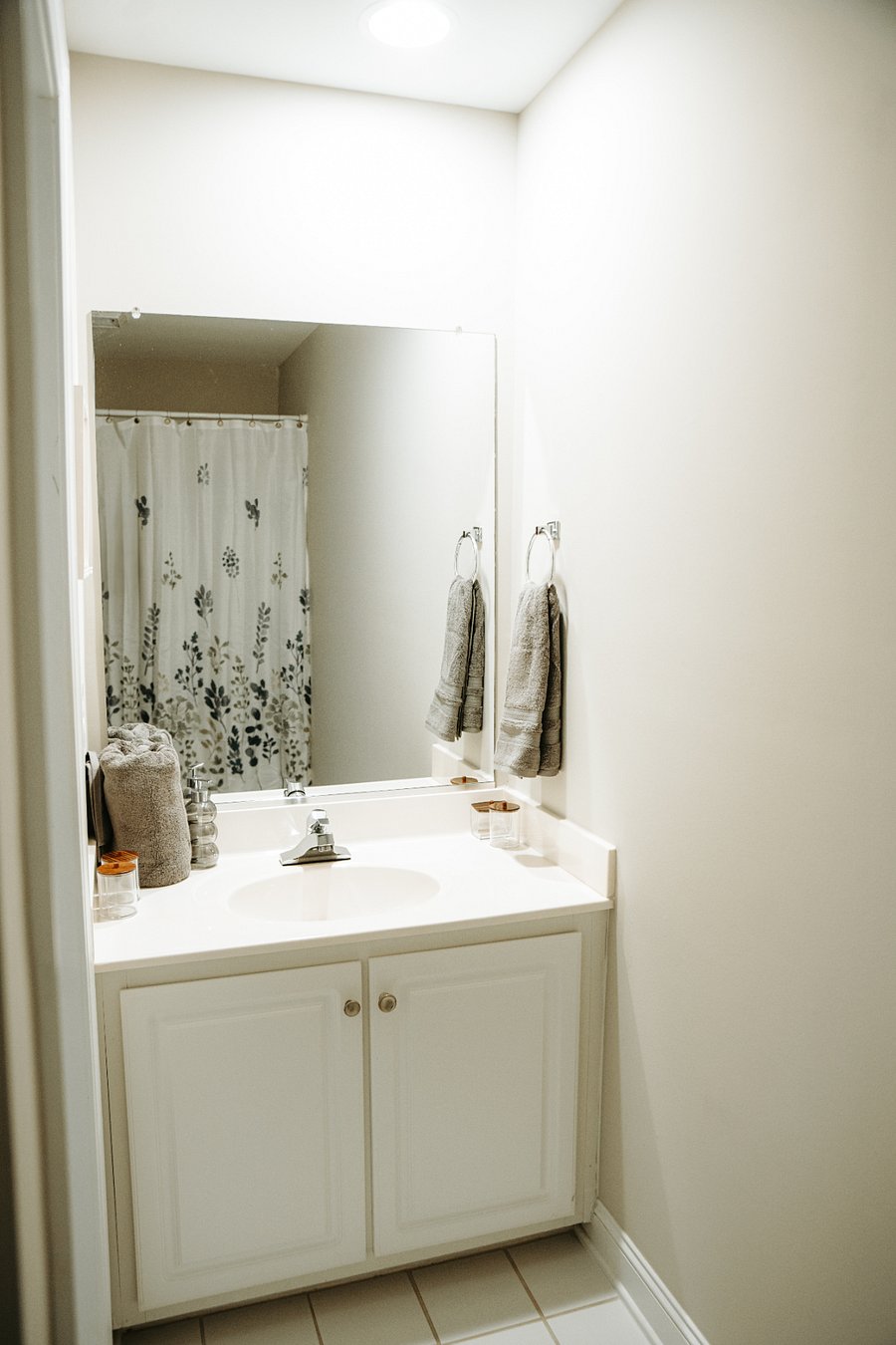 Upstairs bathroom with tub.