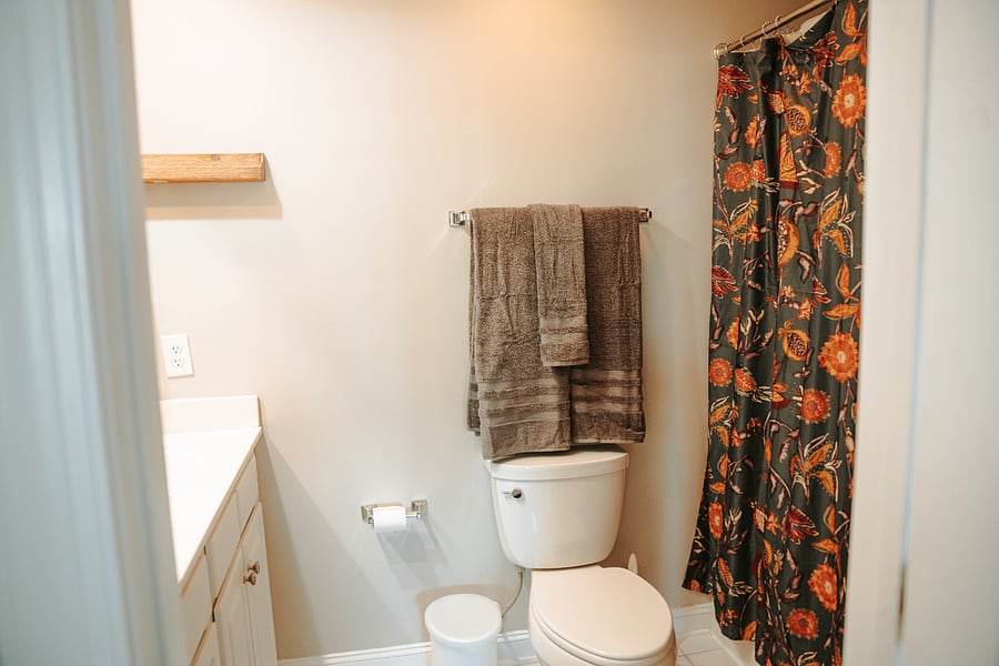 Upstairs Master Bath. Dual vanity. Jetted Tub.