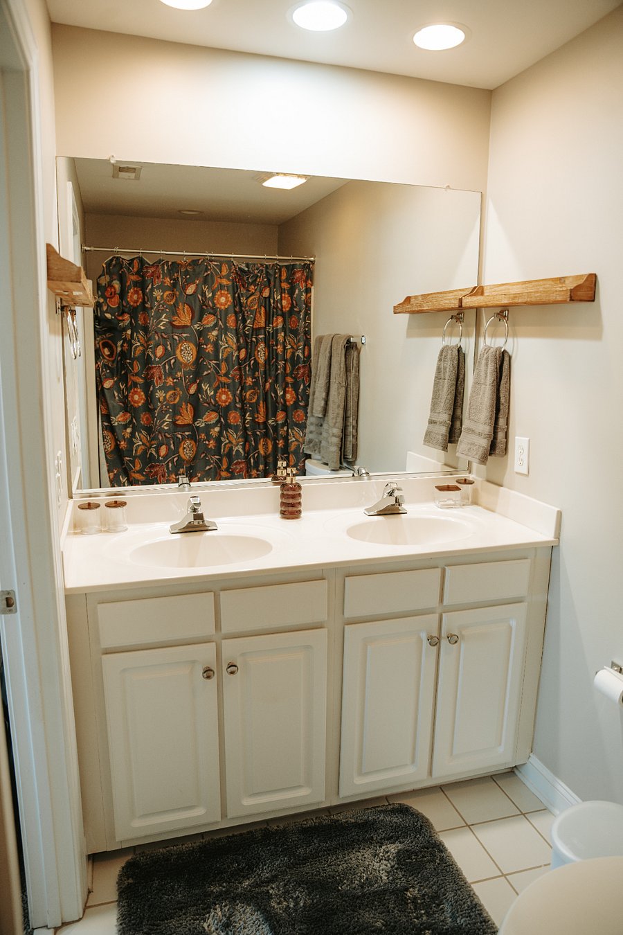Upstairs Master Bath. Dual vanity. Jetted Tub.