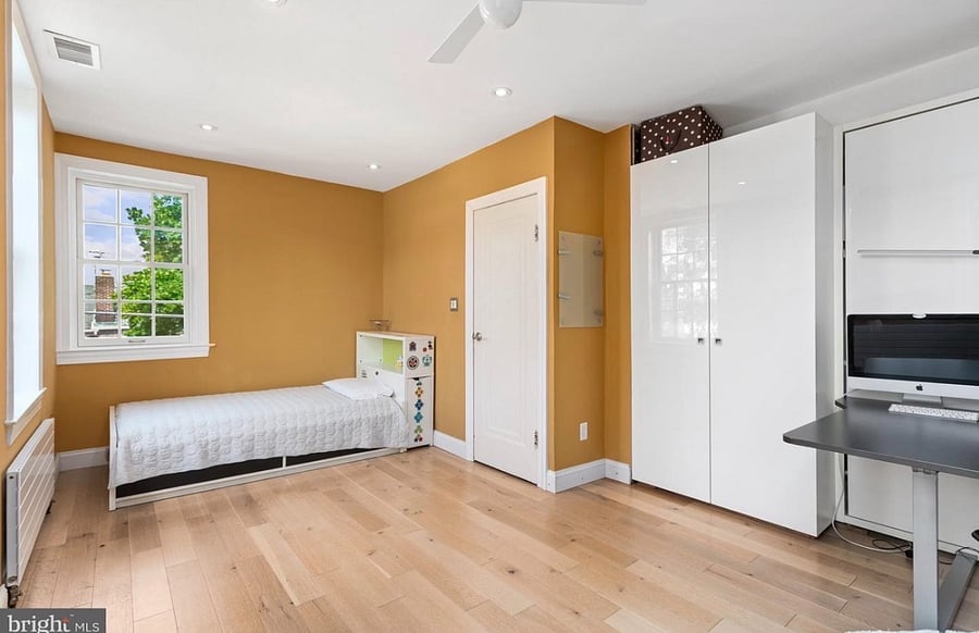Twin bedroom with dedicated workspace 