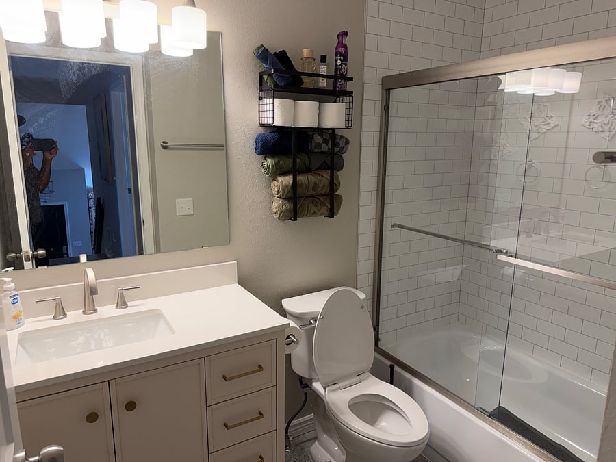Upstairs 2nd Full Bathroom