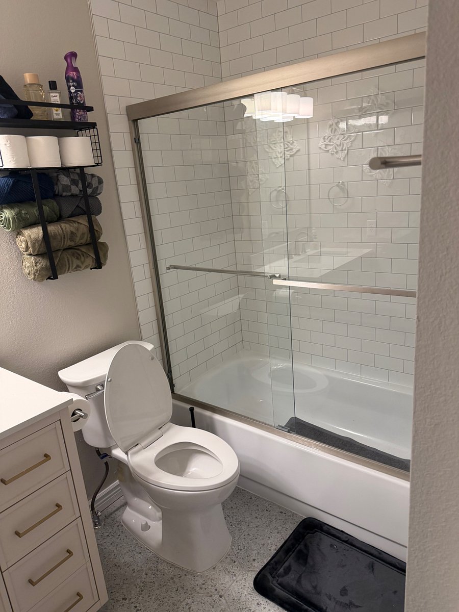 Upstairs Full Bathroom