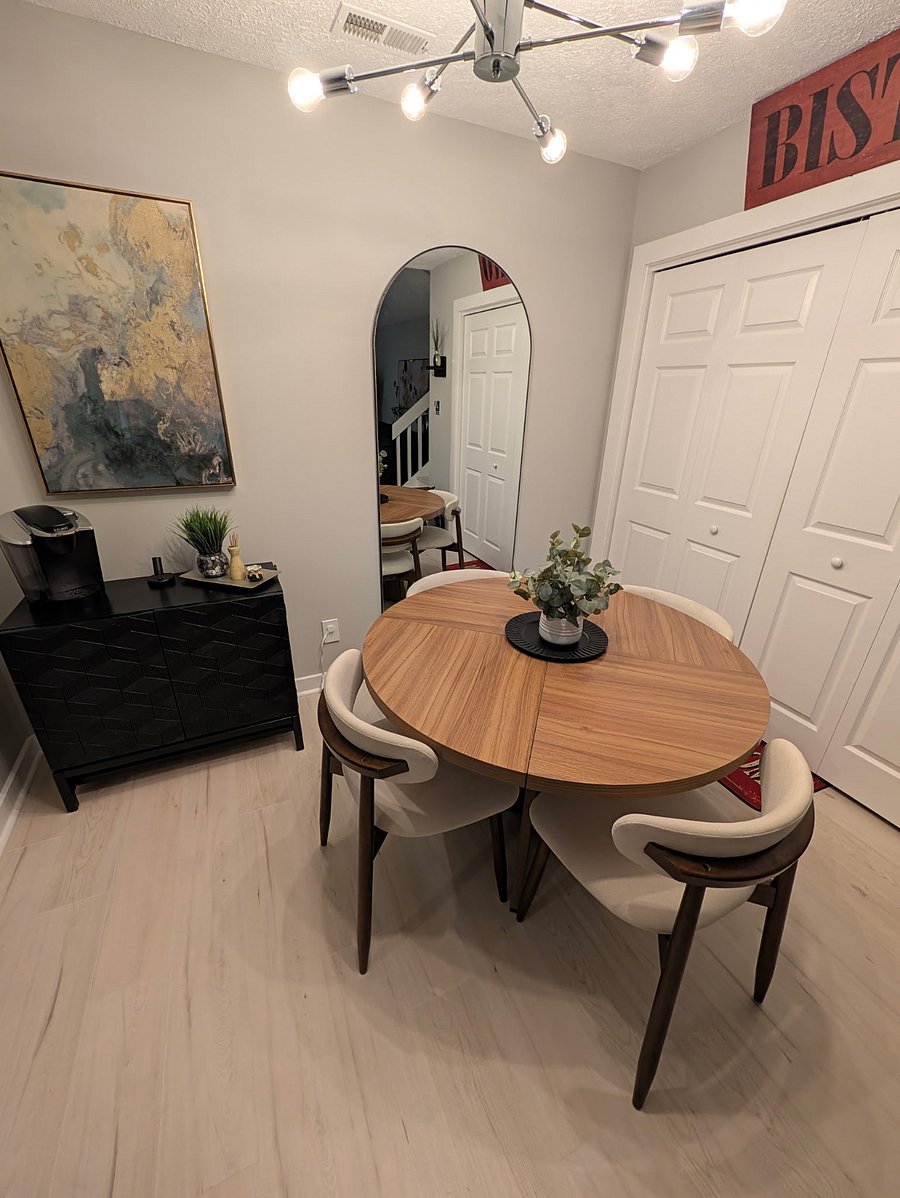 Dining Area
Coffee/Wine Station