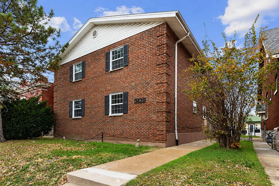 Brick exterior on Morganford Rd free street parking + reservable rear spots; 3 mi to SSM SLU