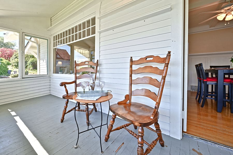 Enclosed side porch