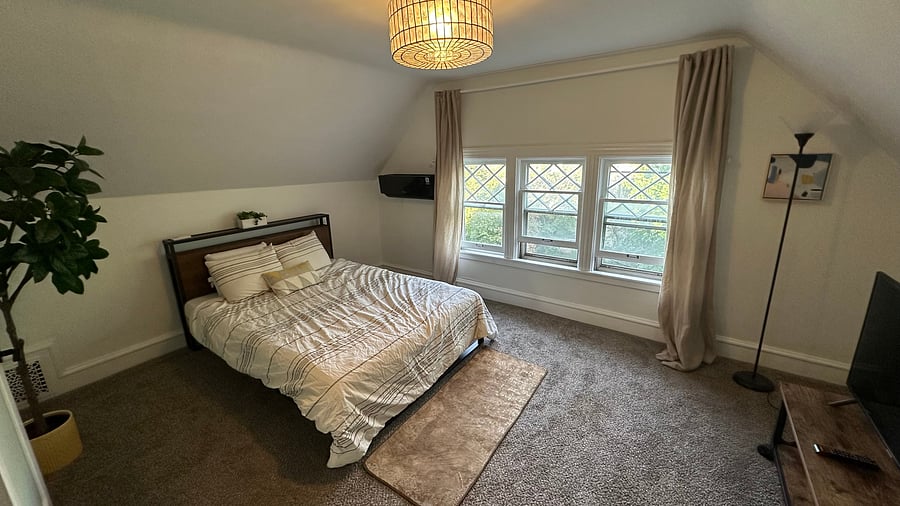 Bedroom, second angle