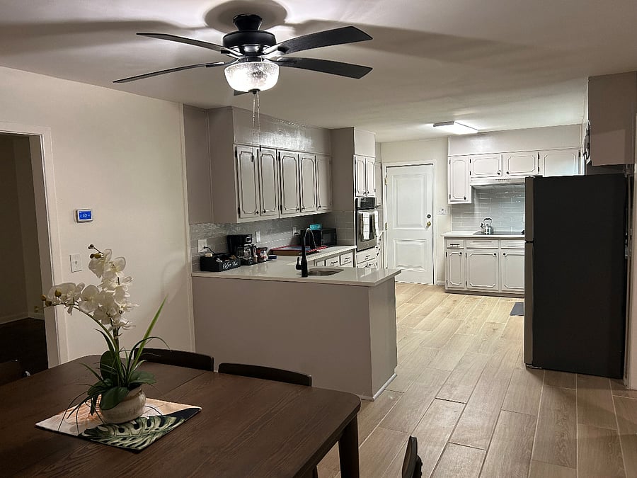 Kitchen: Fully equipped with a refrigerator, microwave, stove, cookware.