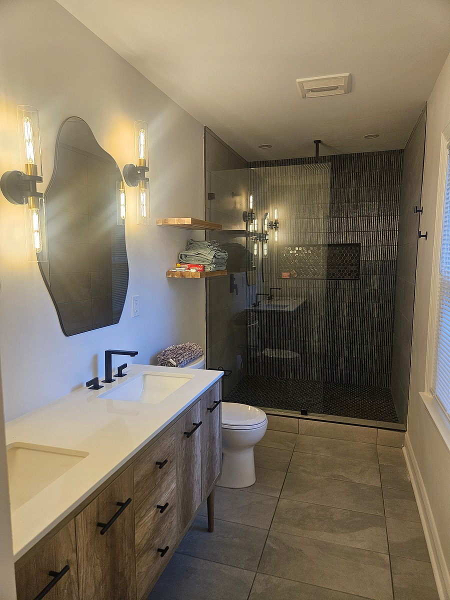 Primary bathroom 2 sinks w/rain shower