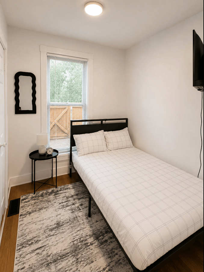 Bedroom 2: Queen