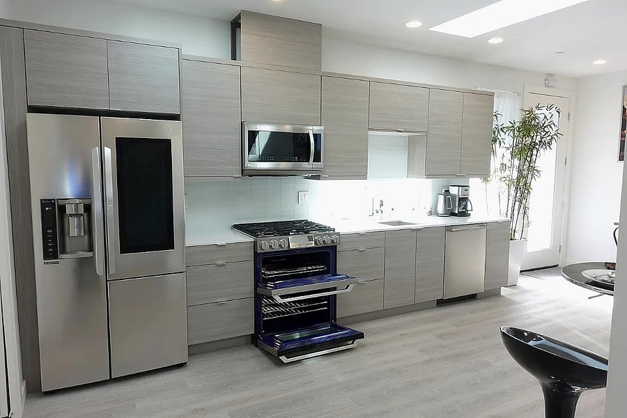 Modern kitchen with premium full size appliances and extensive cabinetry