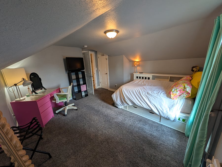 Large 2nd floor bedroom