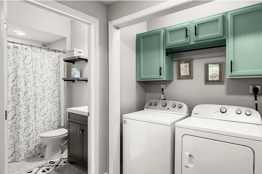 Hall bathroom/Washer & dryer