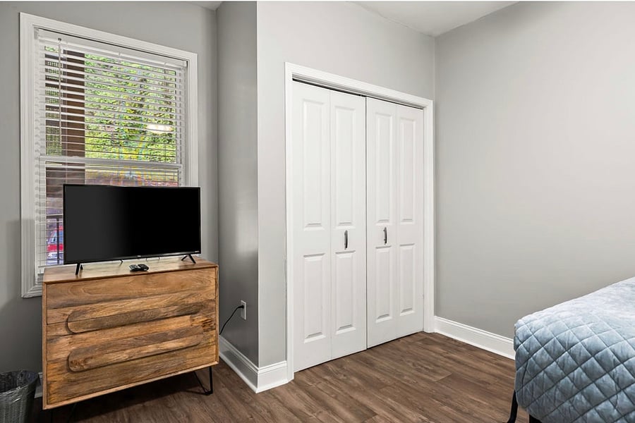 Queen bedroom with dresser and closet