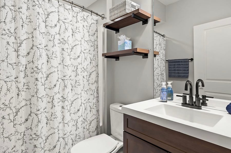 Hall bathroom near queen and twin trundle bedrooms