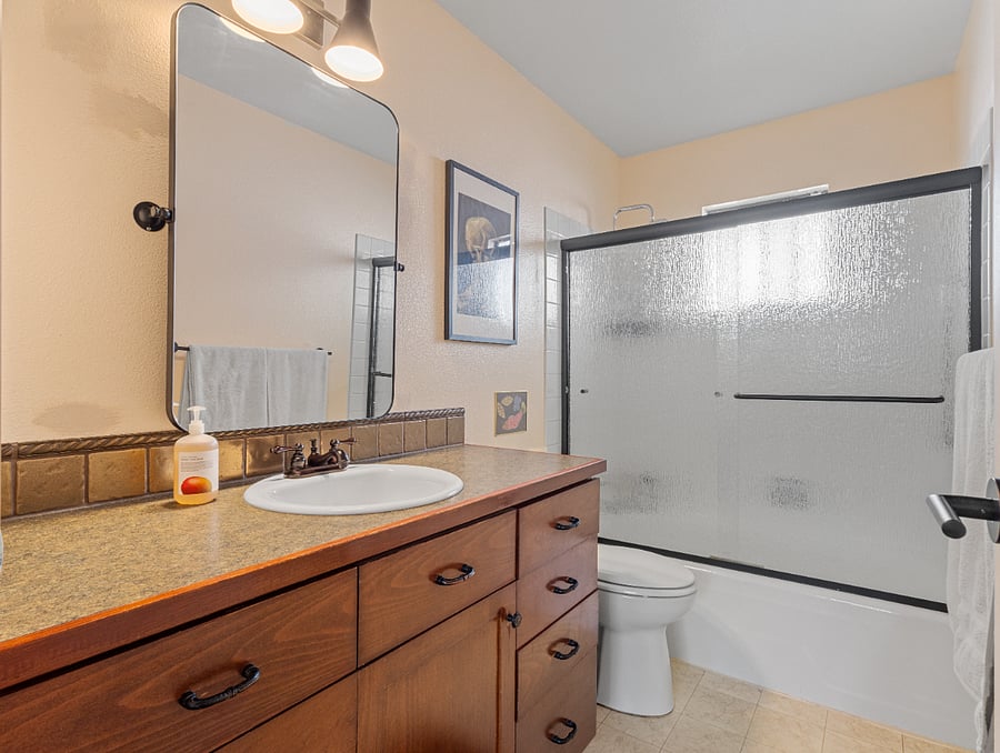 Primary bathroom (ensuite)
