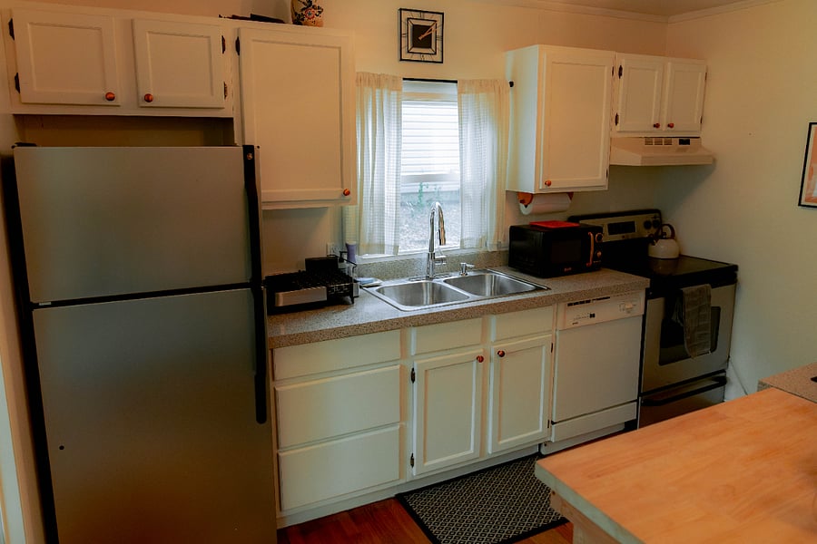 Kitchen w/ full size fridge/freezer, dishwasher, stove/oven