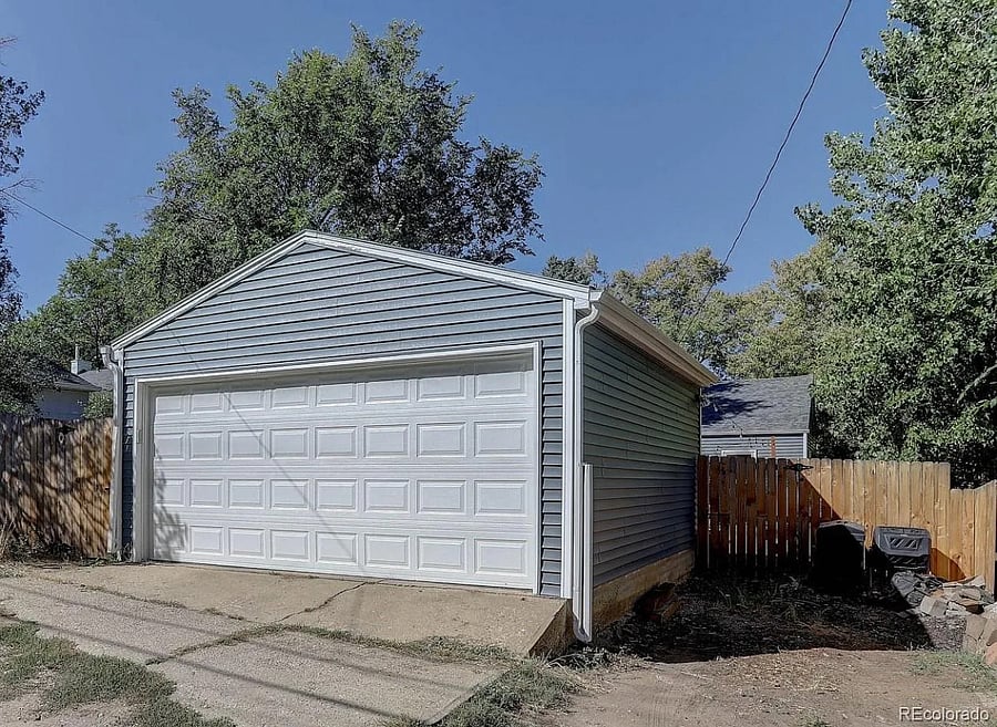 Garage + extra outdoor parking in the alley