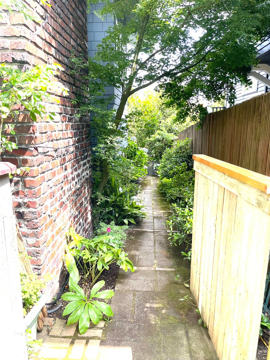 Path to the apartment