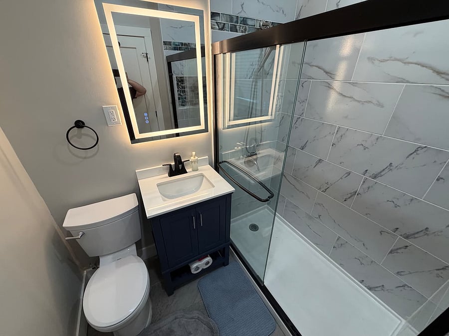 Newly remodeled full bath.