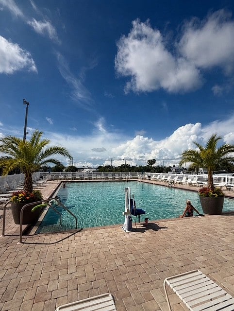 private pool and hot tub in our park walking distance