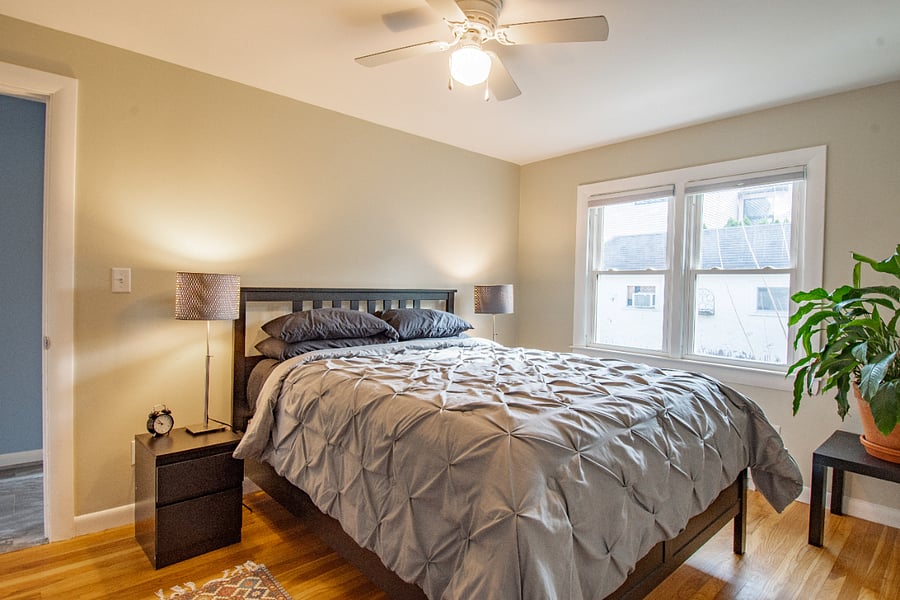 Middle bedroom with Queen bed