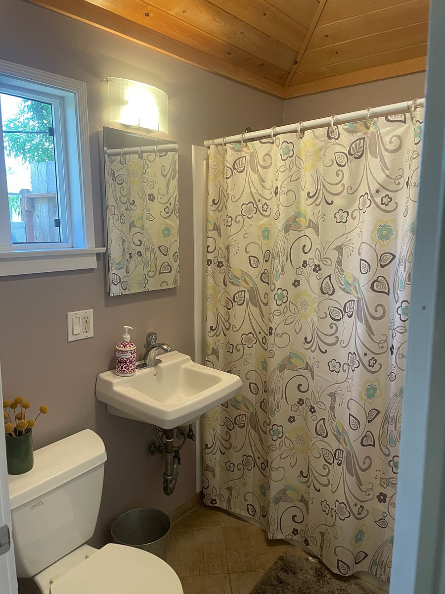 Cottage with full bathroom.