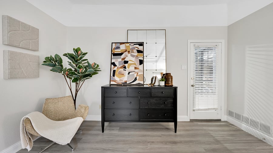 Secondary Entrance: Convenient additional entry with direct access to the outdoor area.