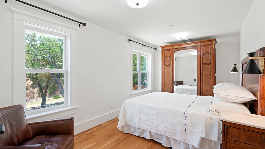 Queen bed.