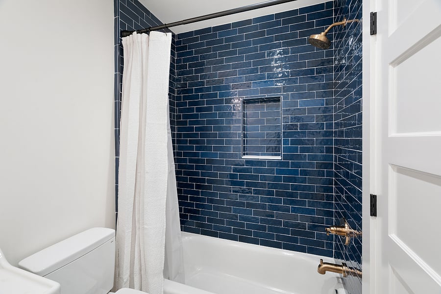 Bathtub with shower curtain suitable for children.