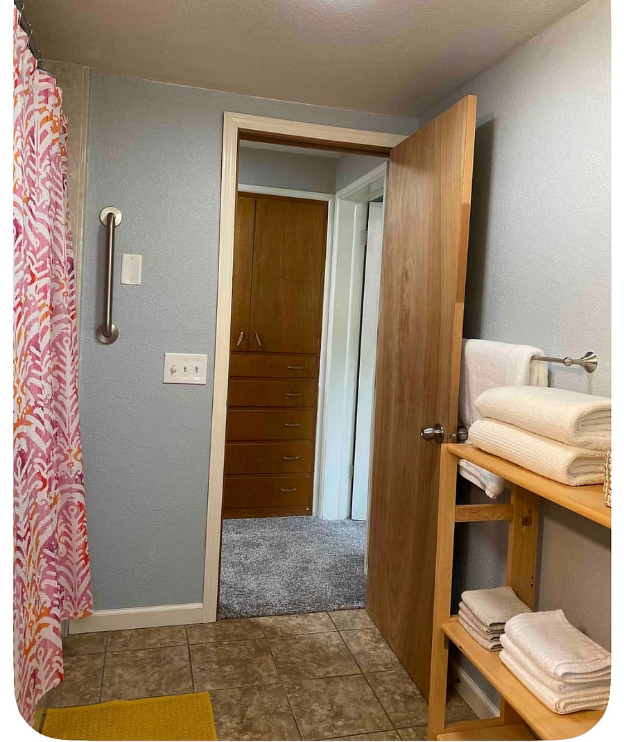 Full bath tub with body soap, shampoo and conditioner, all linens stocked