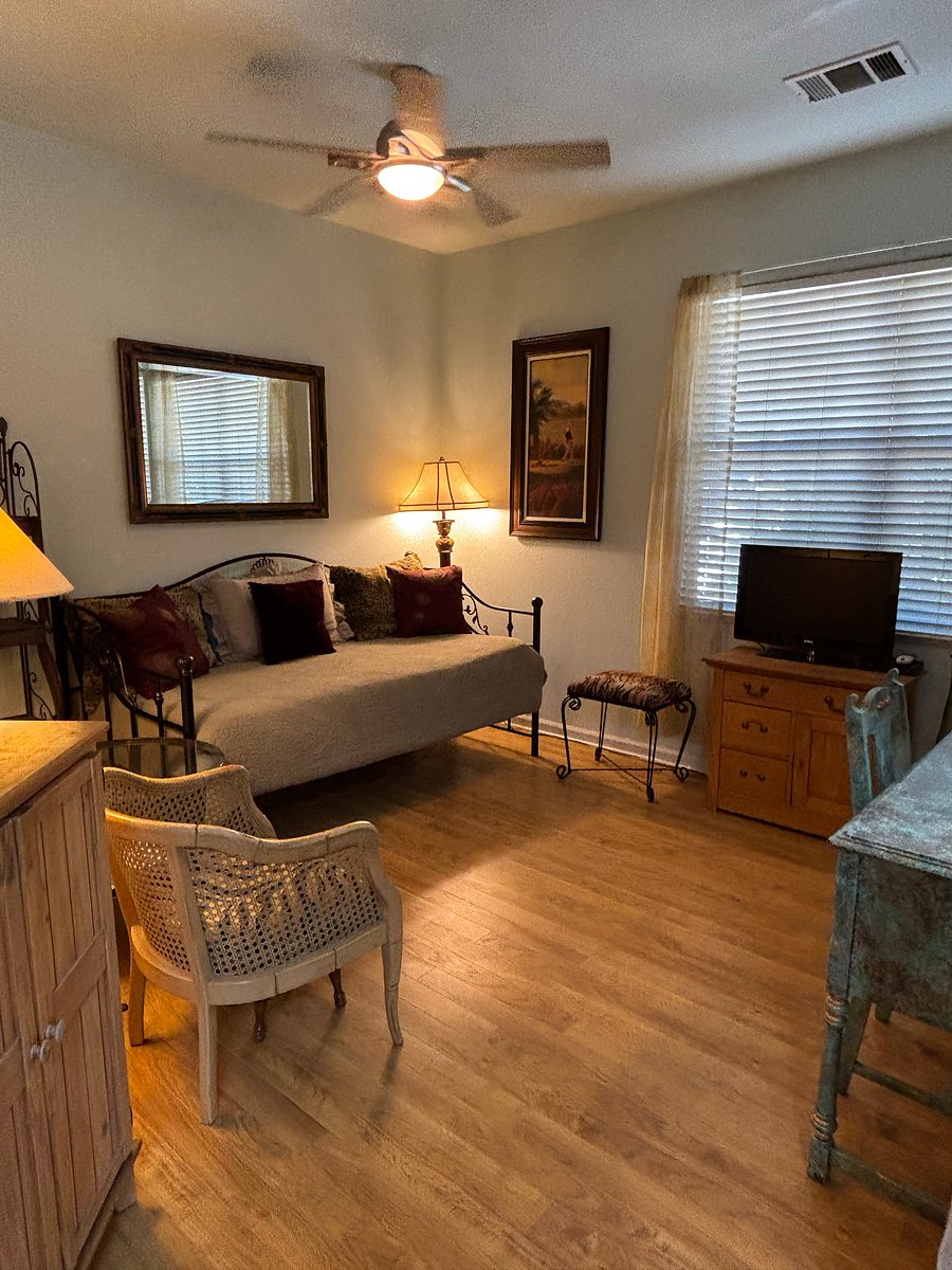 Office/den with desk and daybed