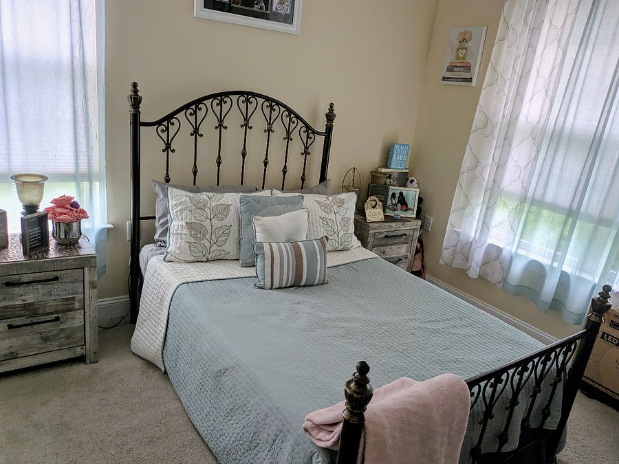 Bedroom full size bed