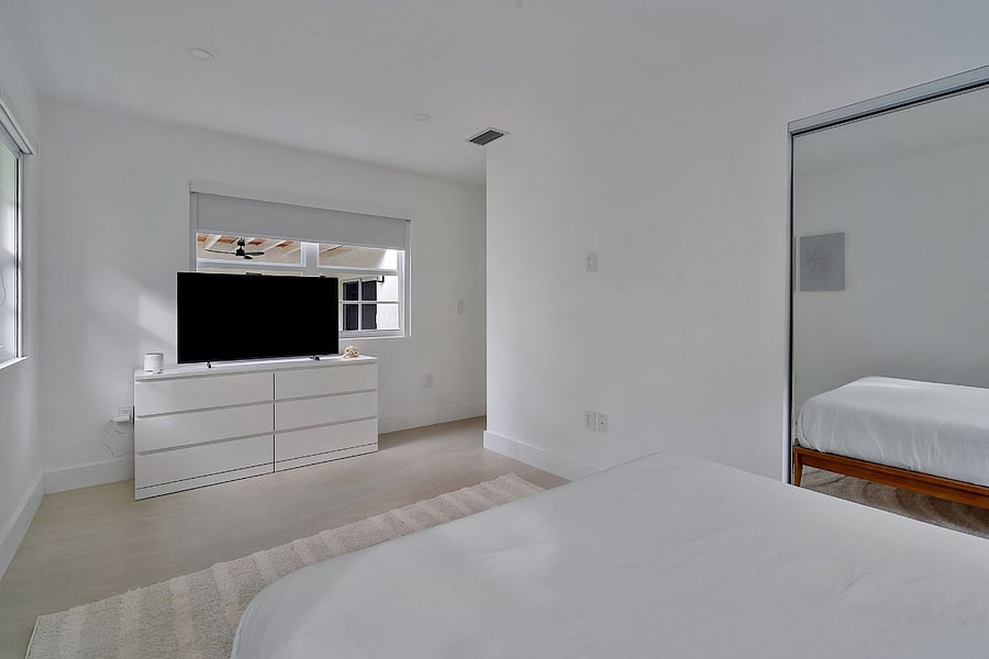 Bedroom 2 with Samsung Frame 50" TV and sonos speaker. Remote controlled blackout curtains. 