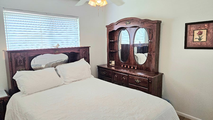 Second bedroom with queen size bed.