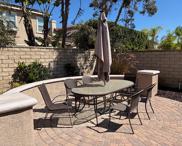Outside dinning with umbrellas with seating for 6